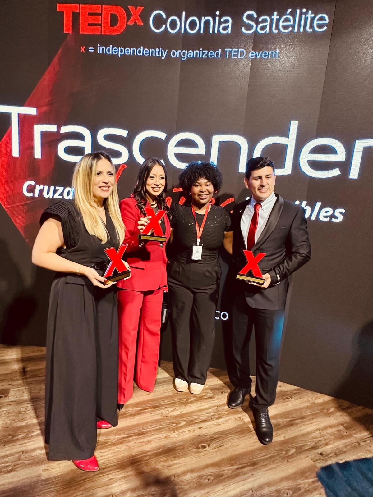 Equipo organizador con reconocimientos TEDx
