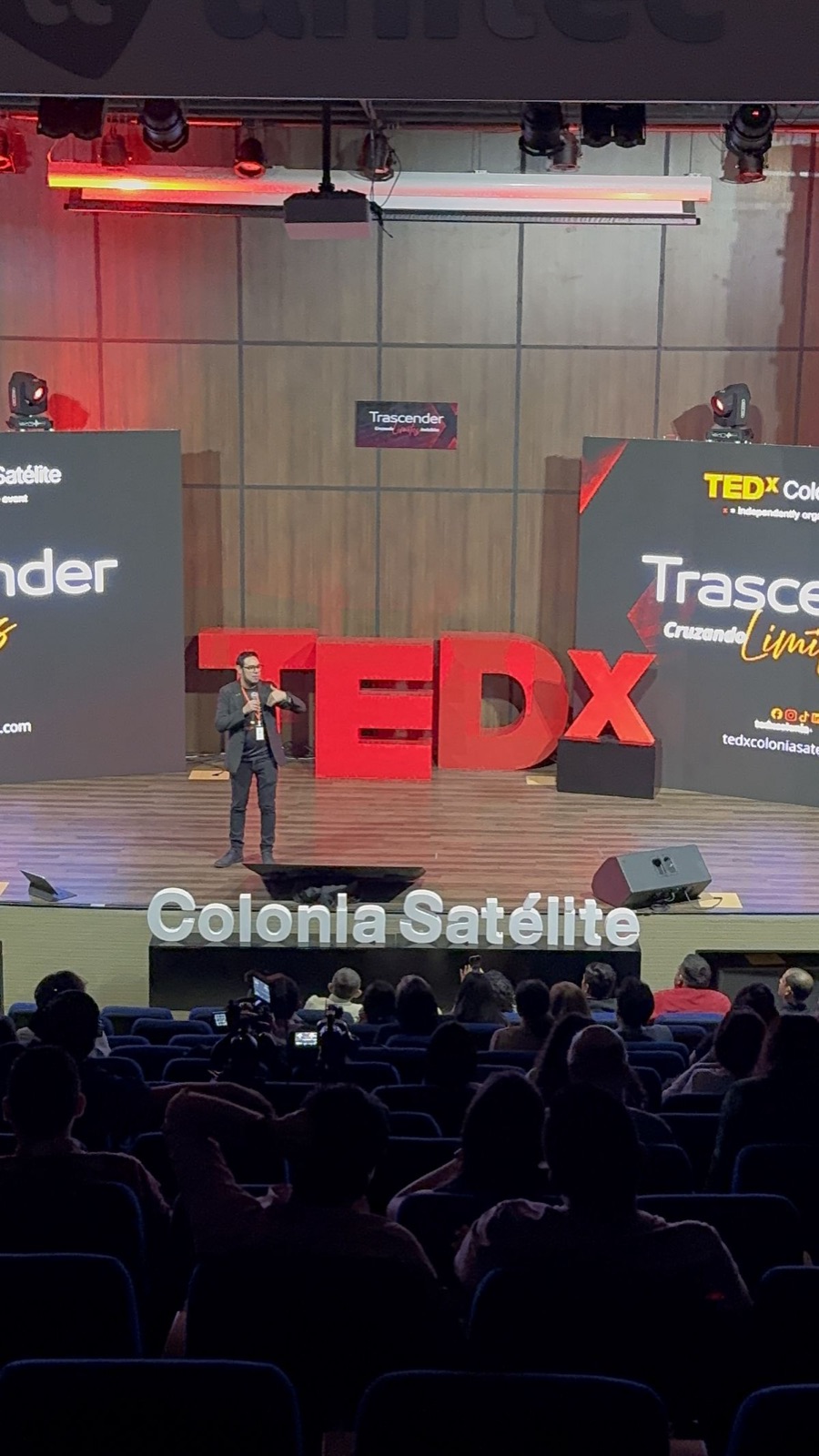 Charla en vivo en el escenario TEDx